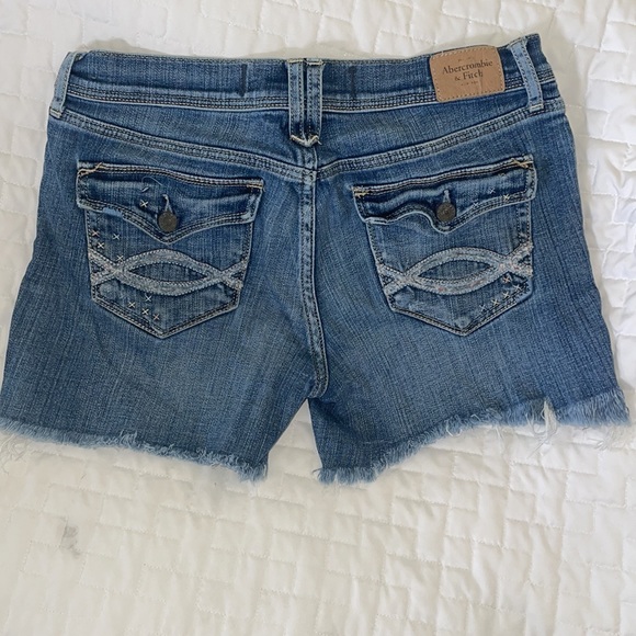 Free with any purchase 10$ or more. Abercrombie distressed Jean Short Size 28 - Picture 4 of 6